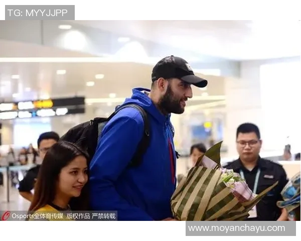 美女热情拥抱足球明星瞬间视频引发热议,感受他们的亲密互动与激情时刻 美女热情拥抱足球明星瞬间视频引发热议,感受他们的亲密互动与激情时刻