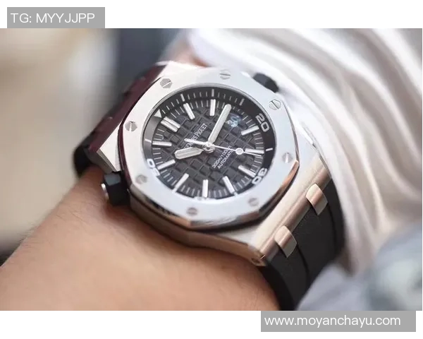 皇家橡树与足球明星的完美结合展现运动与奢华的无缝交融 皇家橡树与足球明星的完美结合展现运动与奢华的无缝交融