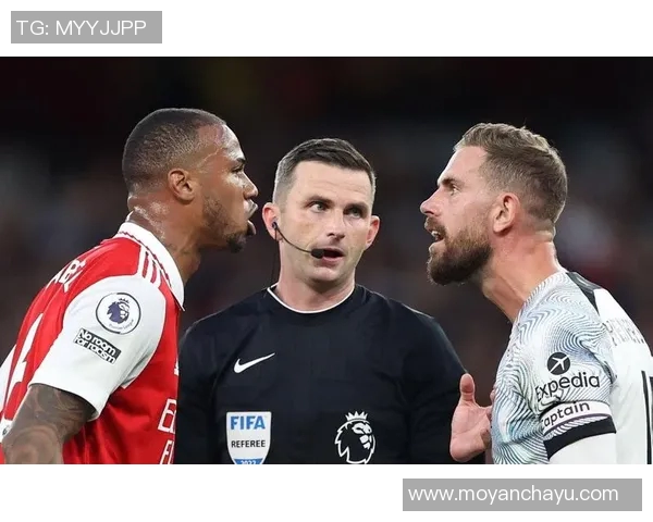 昔日足球巨星同框重温经典瞬间精彩合影视频回顾