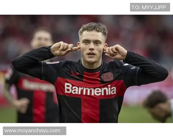 变身足球明星的转会之路与双重身份的精彩人生探秘